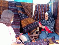 Jerit Pedagang Sarung Pasar Ende  Omzet Sepi karena Pandemi Covid-19
